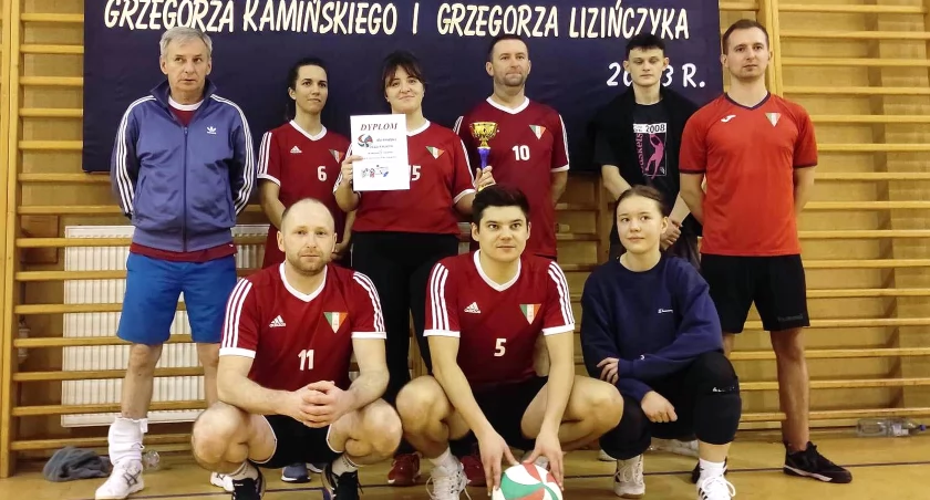 Zdjęcie drużyny mieszanej GLKS Fałków na turnieju w Przedborzu