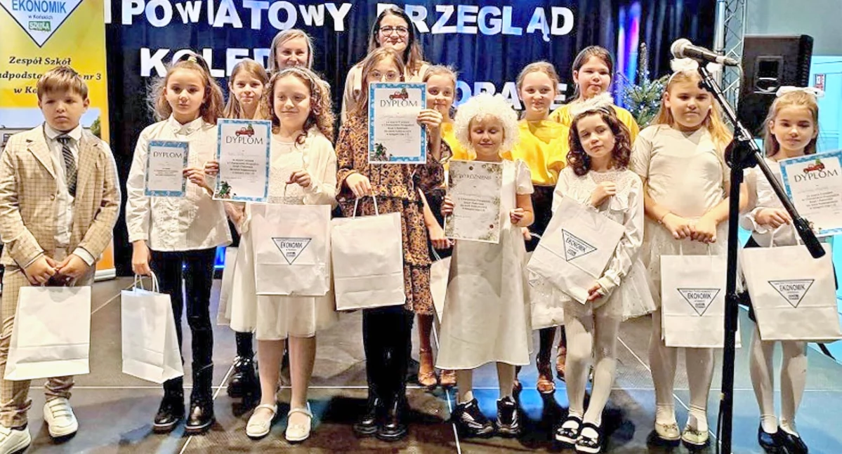 Zdjęcie nagrodzonych i wyróżnionych z klas młodszych w Powiatowym Przeglądzie Kolęd i Pastorałek w Końskich