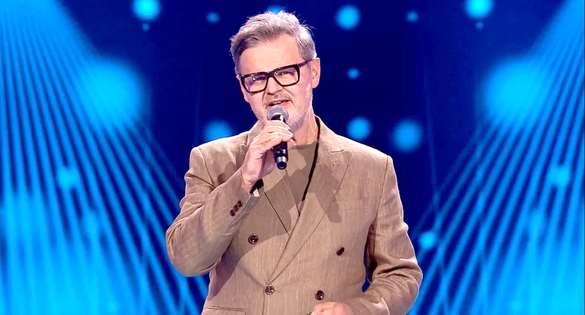 Zdjęcie Piotra Salaty na scenie The Voice Senior - edycja piąta (fot. screen TVP2)