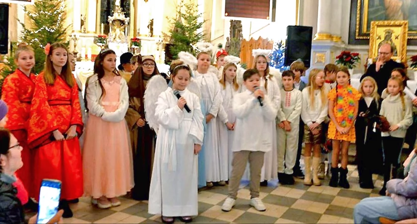 Zdjęcie z jasełek uczniów szkoły w Stadnickiej Woli w Kolegiacie Św. Mikołaja w Końskich - scena zbiorowa