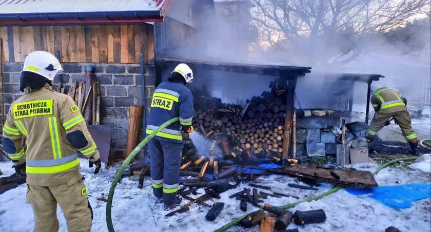 Zdjęcie drewutni w Niekłaniu Małym, którą gasili strażacy PSP i OSP