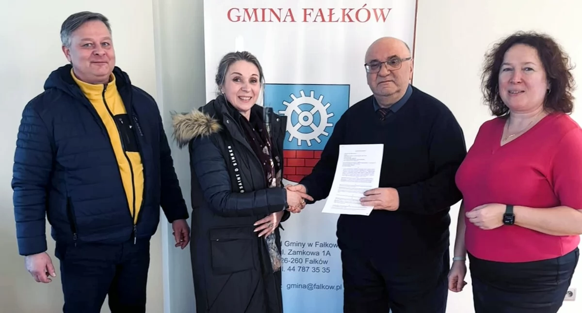 Zdjęcie z podpisania umowy na wykonanie i dostarczenie mebli oraz wyposażenia AGD do świetlic i remiz na terenie gminy Fałków