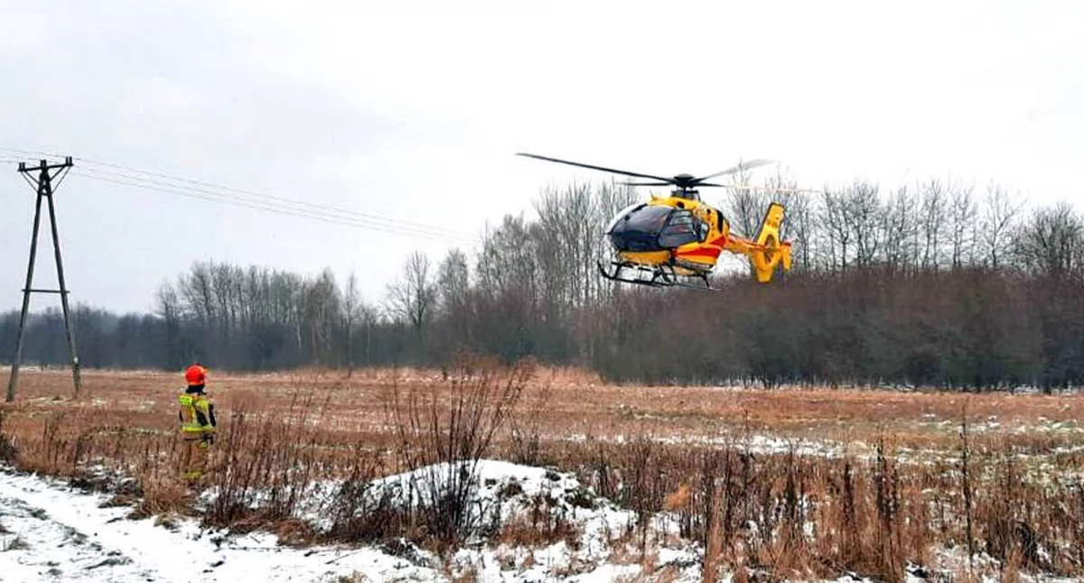 Zdjęcie helikoptera LPR, który ląduje na nieużytkach rolnych przy ul. Piłsudskiego w Końskich