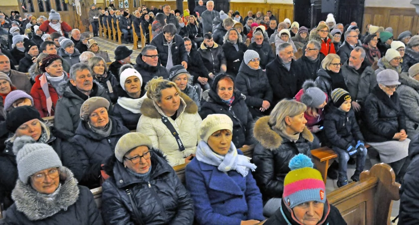 Zdjęcie koneckich parafian, którzy tłumnie przybyli do Kolegiaty św. Mikołaja w Końskich na koncert Zespołu Guzowianki