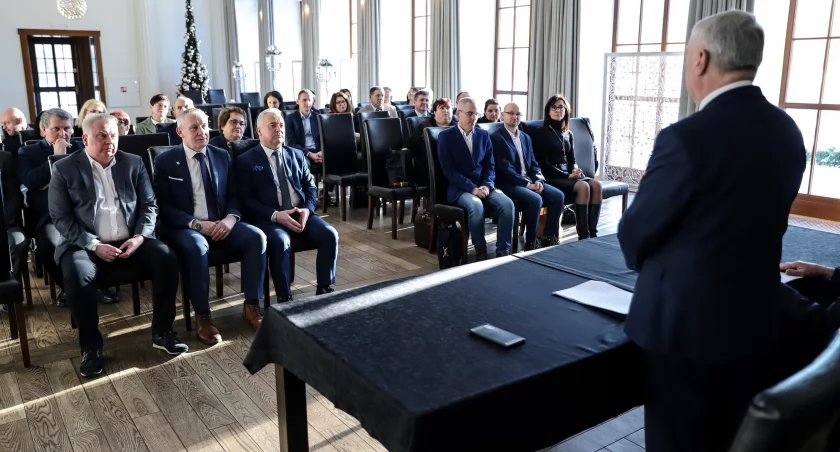 Zdjęcie ze spotkania w Końskich - podpisanie umów Lokalnych Grup Działania z województwem świętokrzyskim