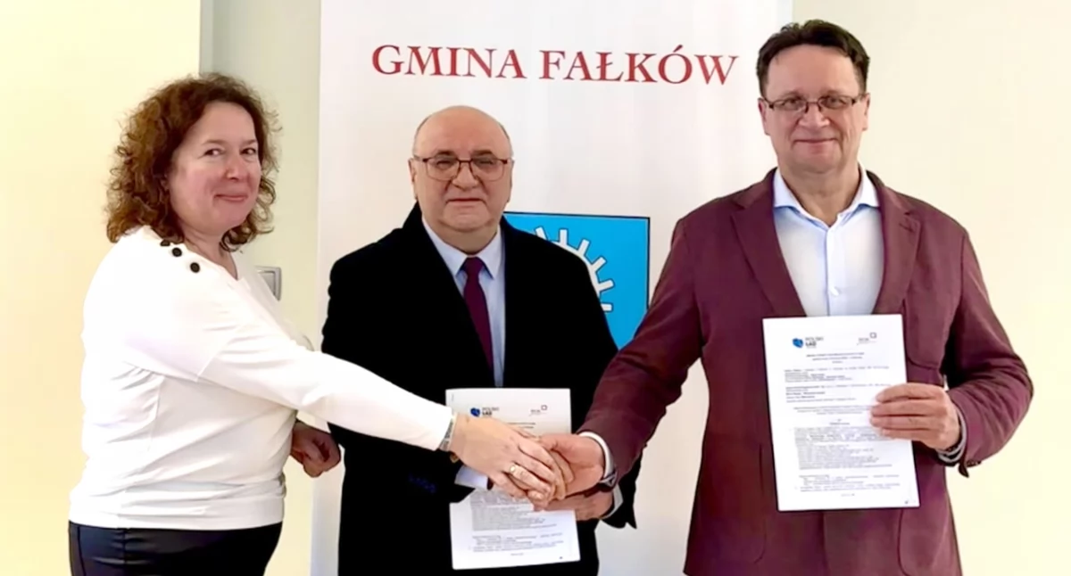 Zdjęcie skarbnik Anny Wajnberger i wójta Henryka Koniecznego, którzy podpisali umowę z przedstawicielem wykonawcy zadania
