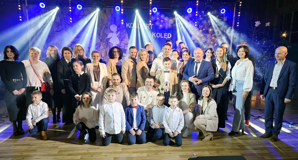 Pamiątkowe zdjęcie uczestników i organizatorów koncertu w Radoszycach