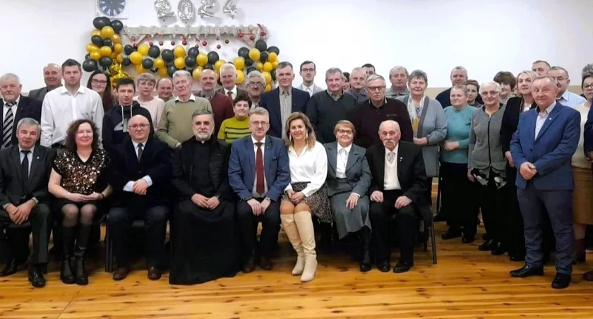 Pamiątkowe zdjęcie ze spotkania pszczelarzy w Skórnicach