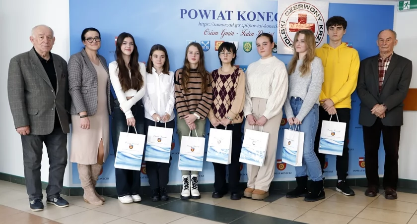 Zdjęcie uczestników Olimpiady i przedstawicieli PCK