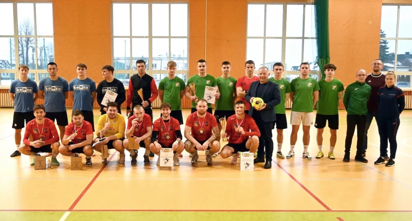 Zdjęcie najlepszych drużyn i organizatorów turnieju w Radoszycach