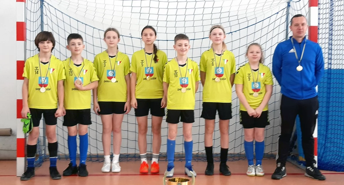 Zdjęcie drużyny GLKS Fałków - rocznik 2013 z trenerem Kamilem Jarząbem
