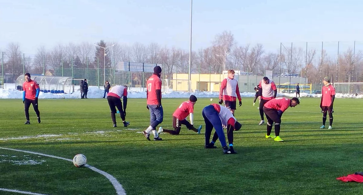 Zdjęcie piłkarzy GLKS Fałków przygotowujących się do sparingu z Victorią Mniów