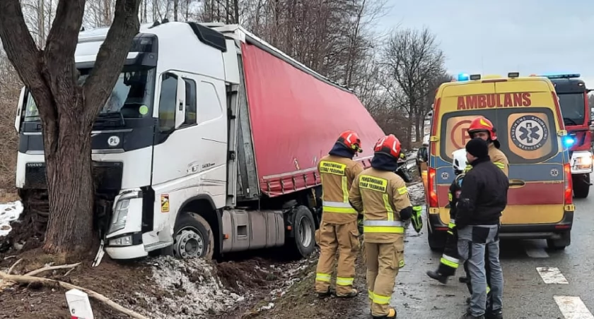 Zdjęcie ciągnika, który zatrzymał się na drzewie w Lisich Jamach