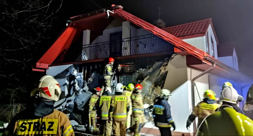 Zdjęcie strażaków, którzy zrywali ocieplenie ze ściany budynku
