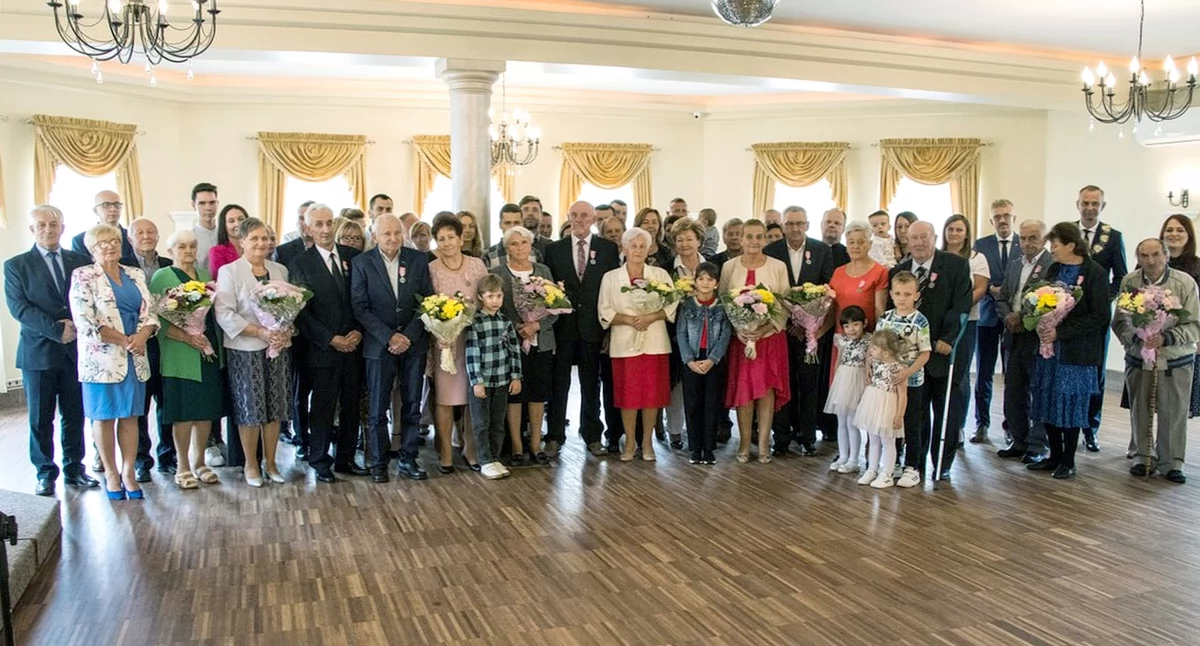 Zdjęcie uczestników Złotych Godów w Miedzierzy we wrześniu 2023 r.