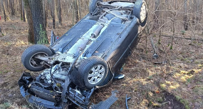Zdjęcie volkswagena, który dachował za drogą