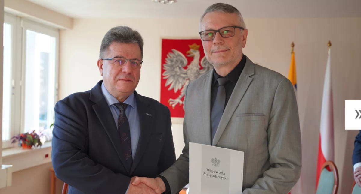 Wojewoda Józef Bryk wręczył nominację na konsultanta Wojciechowi Przybylskiemu (fot. UW Kielce)