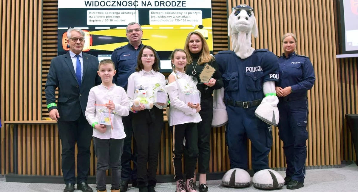 Zdjęcie delegacji szkoły z Miedzierzy oraz gminy i policji na gali w Kielcach