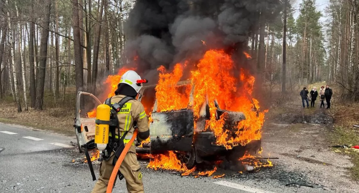 Zdjęcie citroena w ogniu i strażaka, który gasi pożar pojazdu