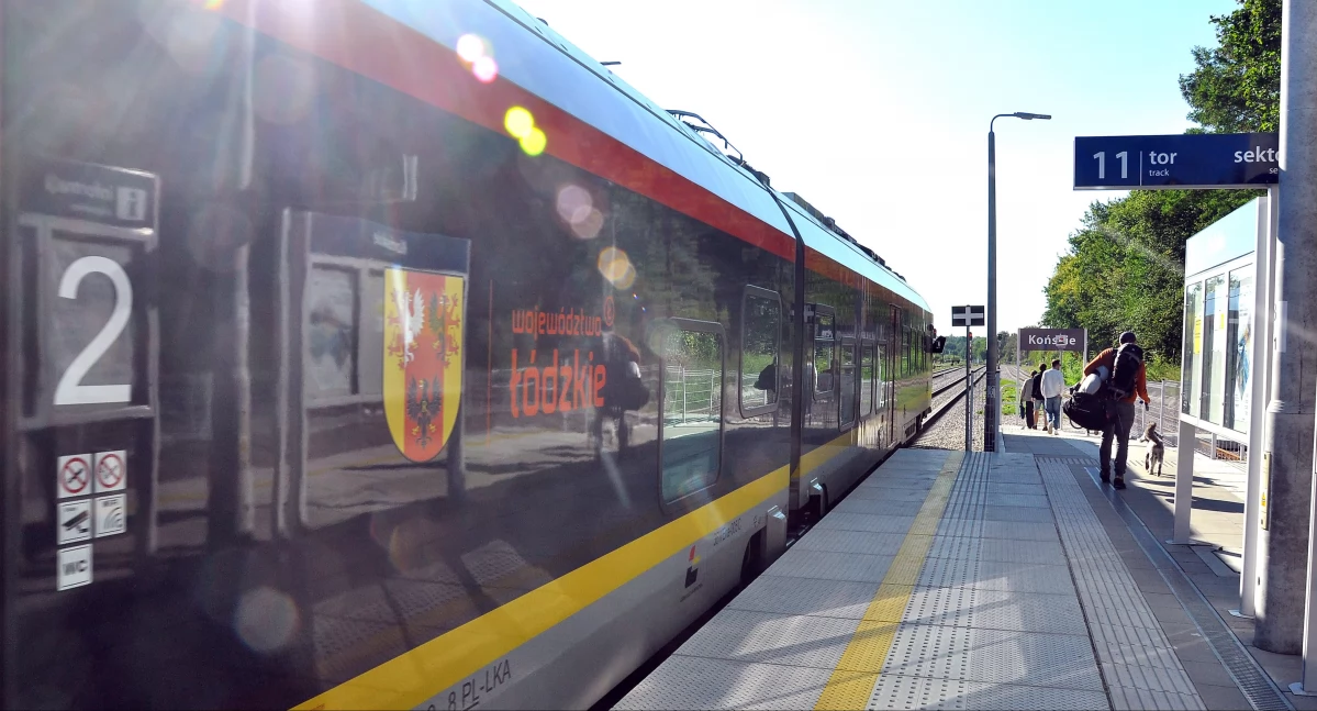 Zdjęcie łódzkiego składu pociągu na stacji w Końskich