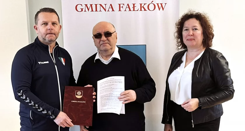 Zdjęcie wójta Fałkowa Henryka Koniecznego (w środku), skarbnik gminy Anny Wajnberger oraz prezesa GLKS Fałków Huberta Szymczyka
