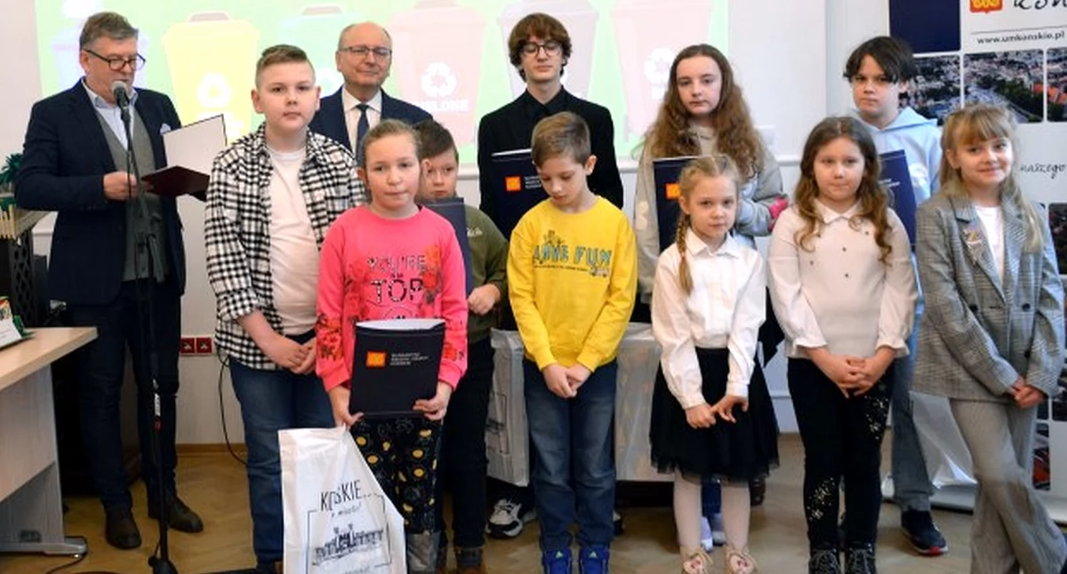 Pamiątkowe zdjęcie laureatów i organizatorów konkursu
