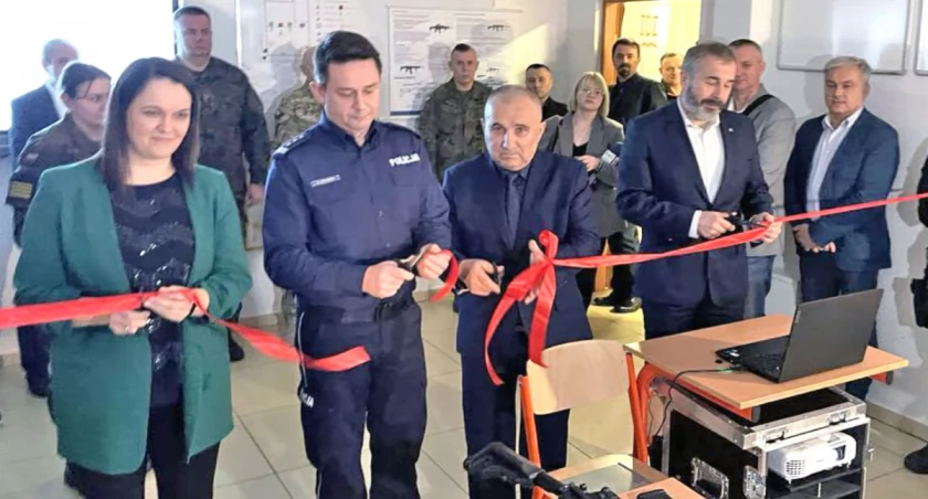 Zdjęcie z symbolicznego otwarcia strzelnicy w ZDZ w Końskich