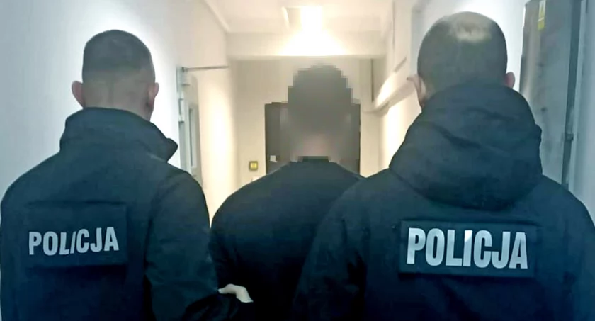 Zdjęcie policjantów, którzy eskortują jednego z podpalaczy