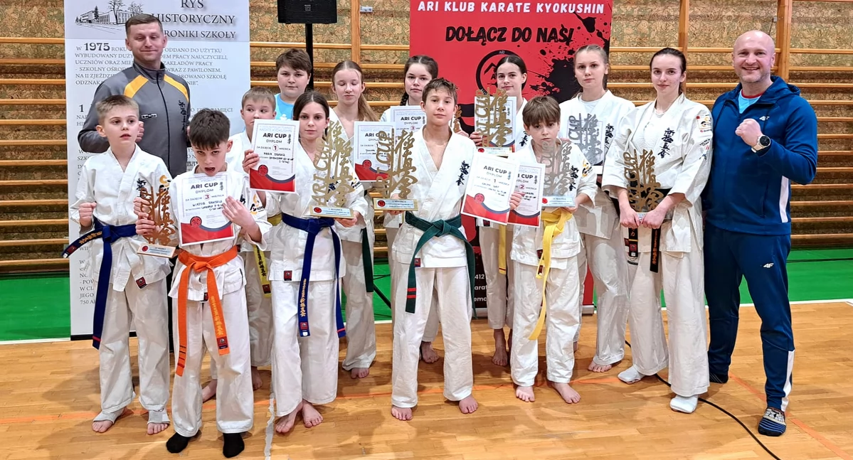 Zdjęcie drużyny Koneckiego Klubu Karate Kyokushin na turnieju w Dobrzeniu Wielkim
