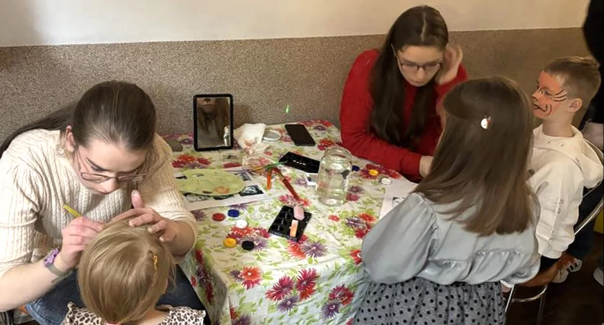 Zdjęcie dzieci z zabawy w Bedlenku