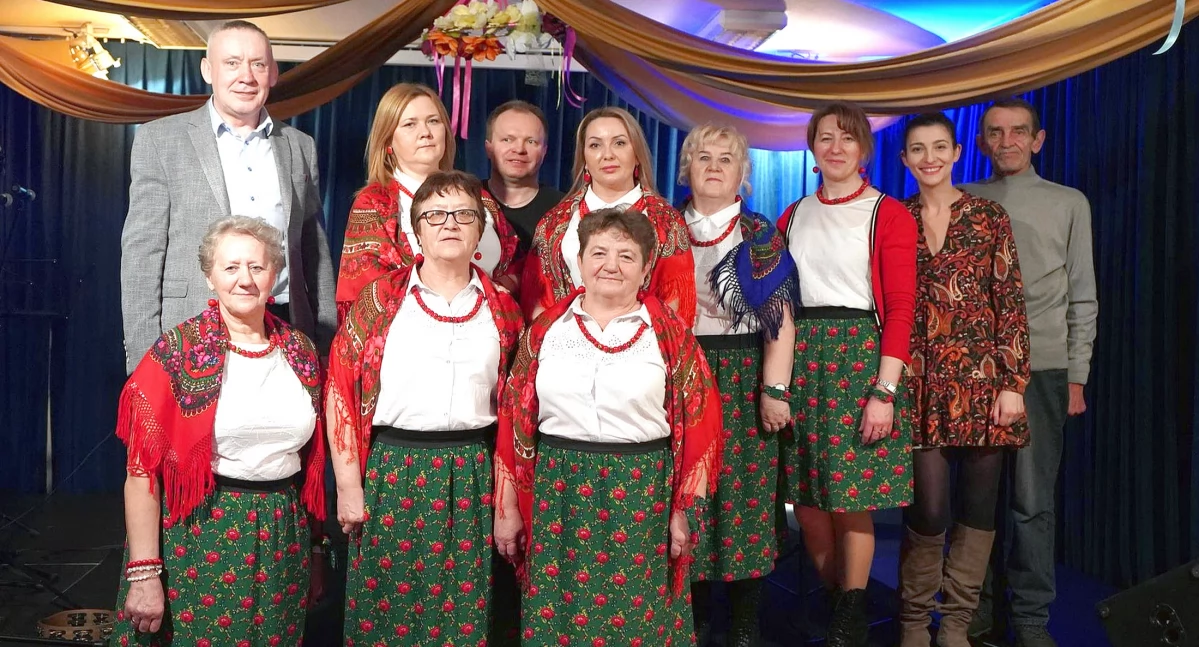 Pamiątkowe zdjęcie organizatorów i głównych aktorów Folkowych ostatków w Gowarczowie