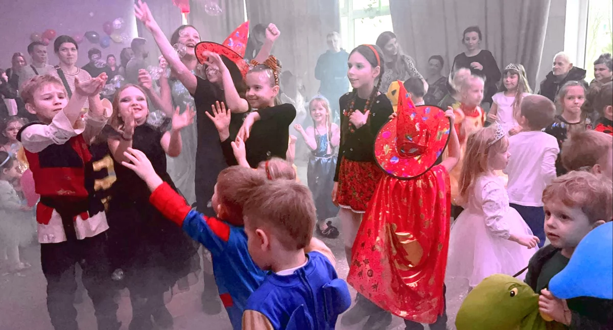 Zdjęcie dzieci bawiących się na balu w domu kultury w Stąporkowie