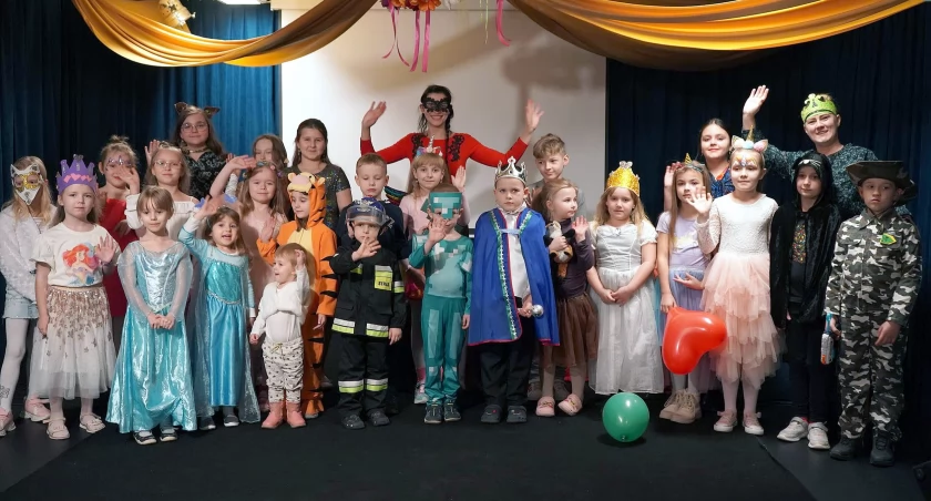 Zdjęcie uczestników Królewskiego Balu Walentynkowego w Gowarczowie z organizatorami
