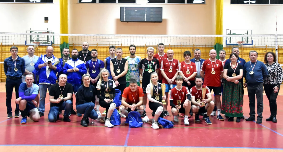 Pamiątkowe zdjęcie uczestników i organizatorów turnieju