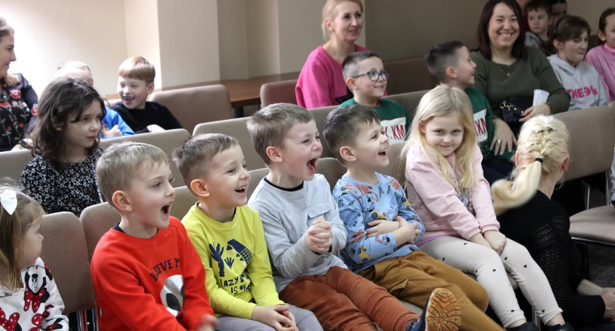Zdjęcie dzieci, choć nie tylko, bawiących się podczas Ferii w Bibliotece w Smykowie