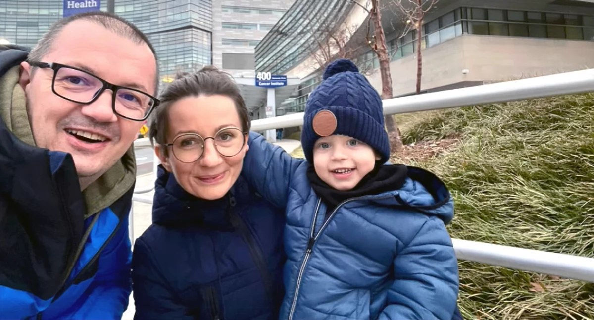 Zdjęcie Bruna z rodzicami: Agatą i Mariuszem przed kliniką w Pensylwanii