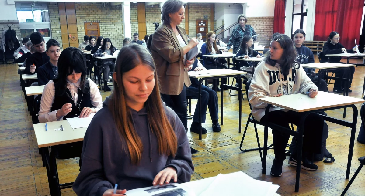 Zdjęcie uczniów, którzy rozpoczynają rozwiązywanie testu