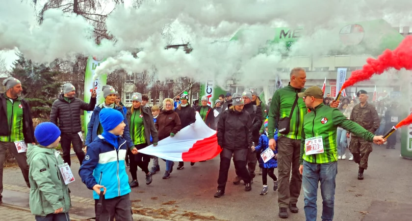 Zdjęcie ze startu biegu powiatowego - na czele ImperActiv z flagą i biało czerwonymi racami