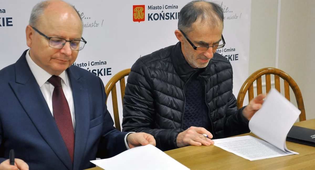 Zdjęcie z podpisania umowy, którą sygnuja burmistrz Krzysztof Obratański z nowym konserwatorem Dariuszem Krawczykiem