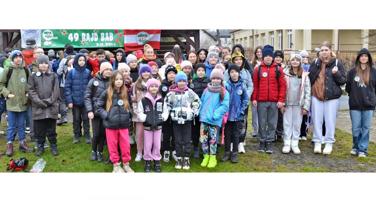 Zdjęcie reprezentacji SP nr 2 w Końskich, najliczniejszej drużyny w tegorocznym Rajdzie Bab