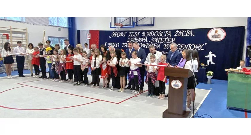 Zdjęcie z przecięcia wstęgi i oficjalnego otwarcia sali sportowej w szkole w Wilczkowicach