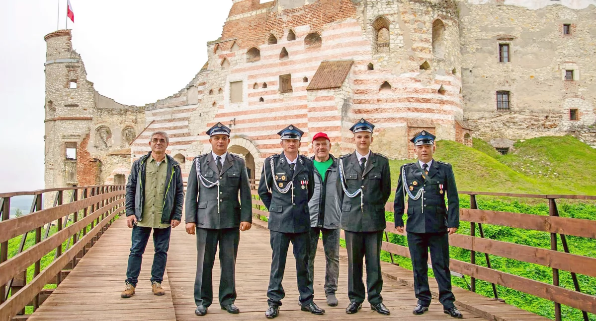 Zdjęcie ze spotkania bębniarzy na zamku w Janowcu. Pierwszy z lewej znakomity historyk, Marian Adamczyk