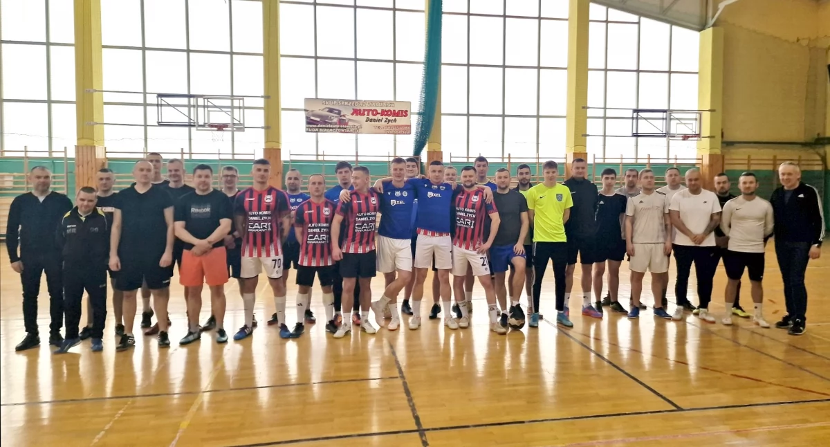 Zdjęcie uczestników turnieju w Gowarczowie z organizatorami