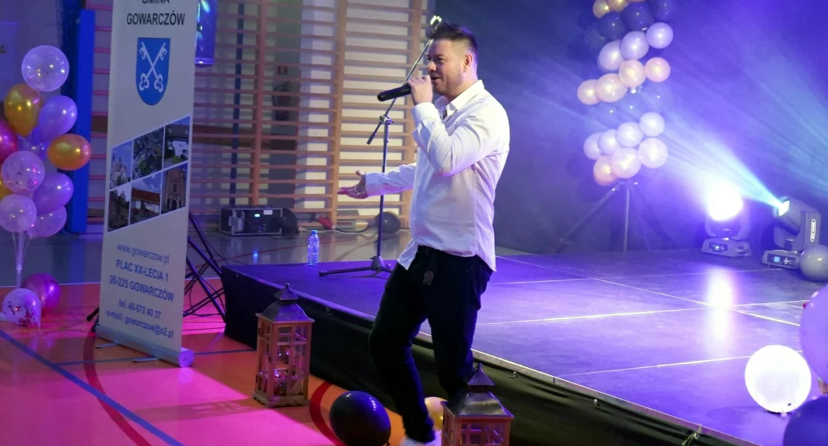 Zdjęcie Bartosza Wrony podczas koncertu na Dzień Kobiet w Gowarczowie