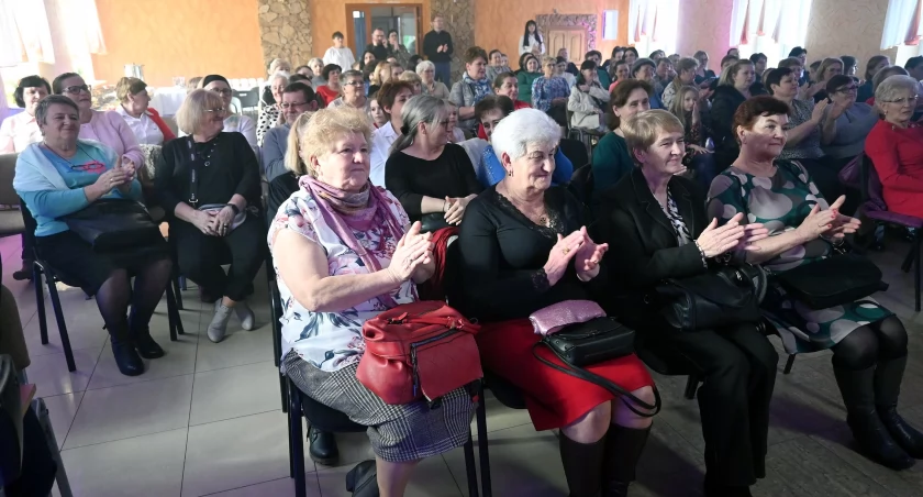 Zdjęcie pań oklaskujących występy z okazji Gminnego Dnia Kobiet w Radoszycach
