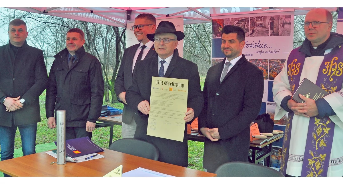 Zdjęcie burmistrza Krzysztofa Obratańskiego a aktem erekcyjnym 