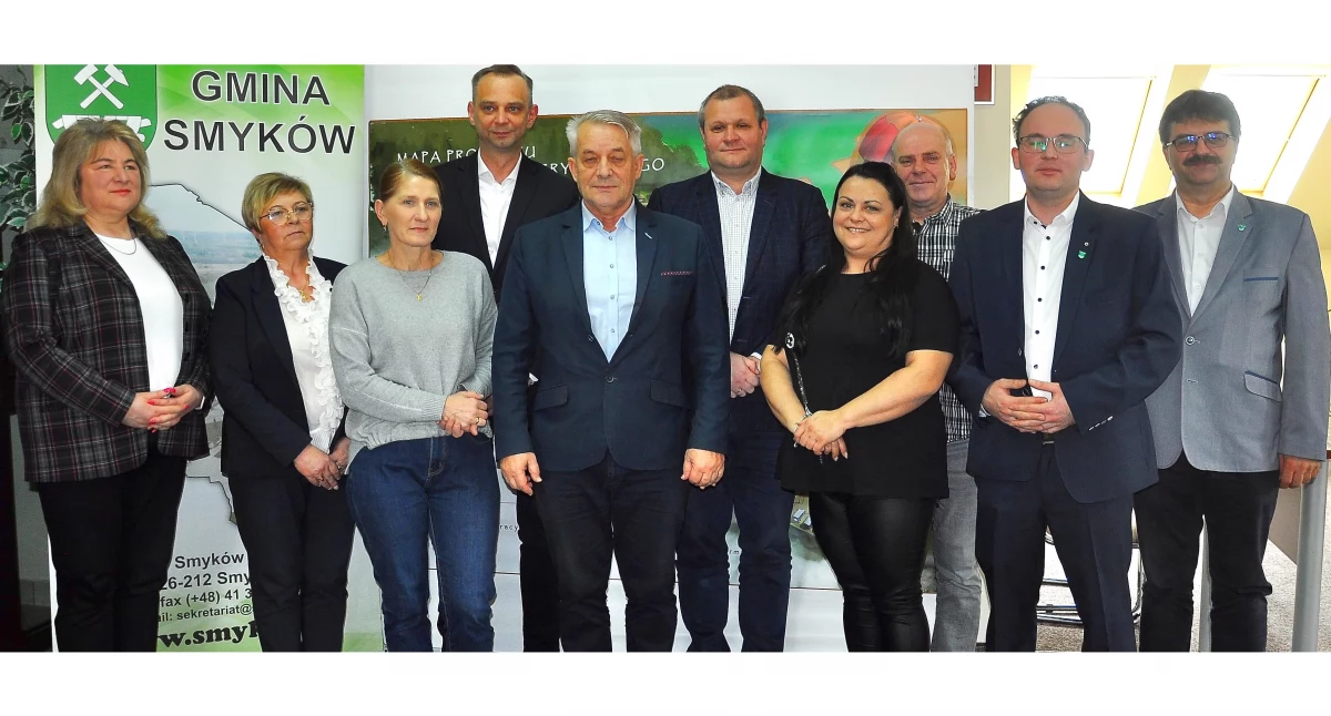 Zdjęcie władz i radnych gminy Smyków
