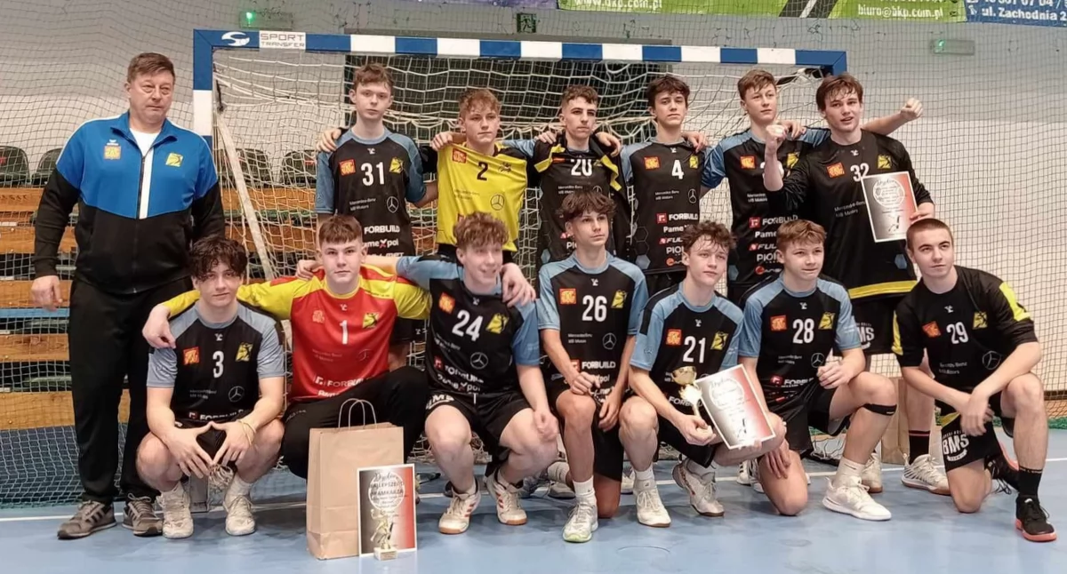 Drużyna juniorów młodszych KSSPR Końskie z trenerem Arakadiuszem Bąkiem na turnieju w Wieluniu