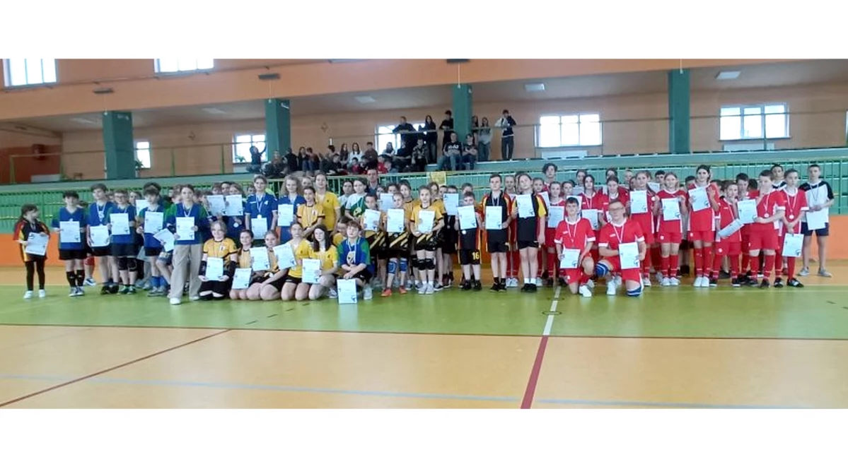 Pamiątkowe zdjęcie uczestników turnieju siatkówki w radoszycach