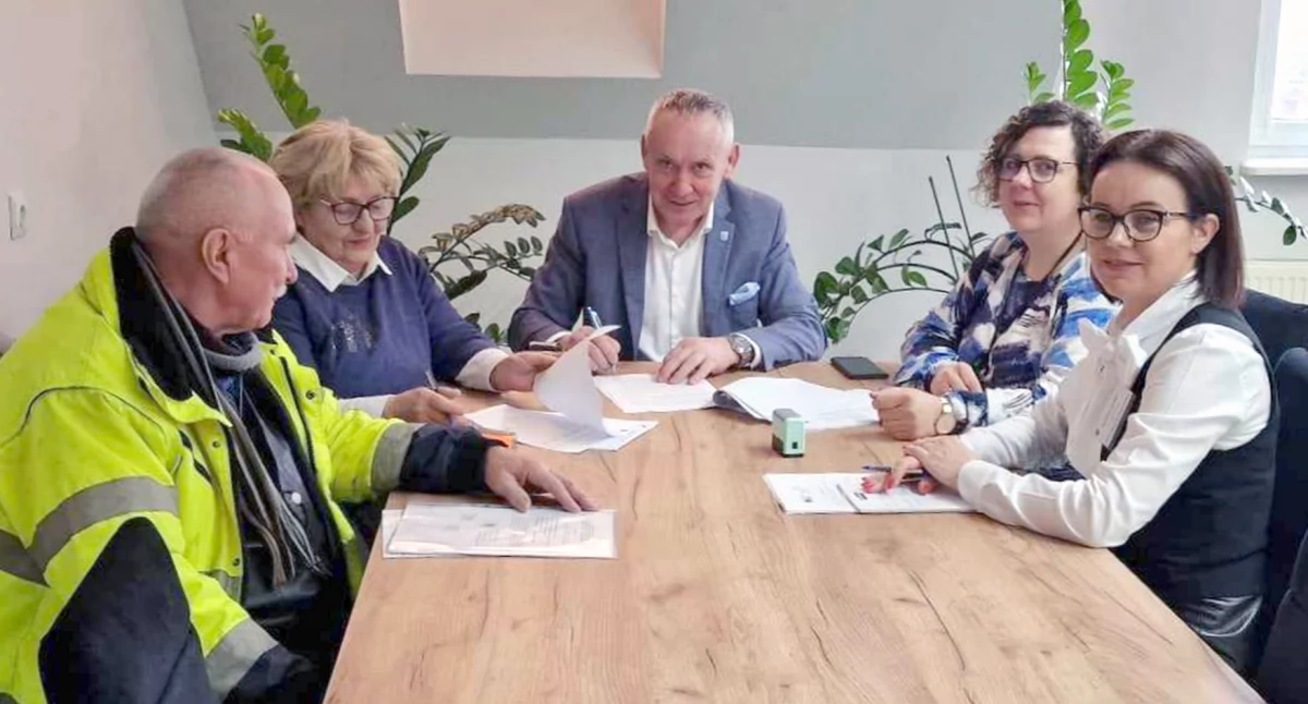 Zdjęcie z podpisania umowy na budowę kanalizacji w Bębnowie